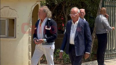 نجيب ساويرس ومحمود حميدة أبرز الحضور في جنازة نجل محمود طاهر | بث مباشر