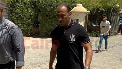 سيد عبد الحفيظ ووليد سليمان يصلان إلى جنازة نجل محمود طاهر| صور