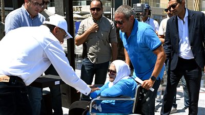 رئيس الوزراء يهبط من المنصة لتسليم عقد وحدة سكنية لسيدة قعيدة