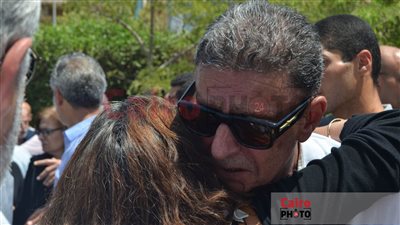 مش مستوعب فراقه.. صدمة وبكاء محمود طاهر خلال تشييع جنازة نجله