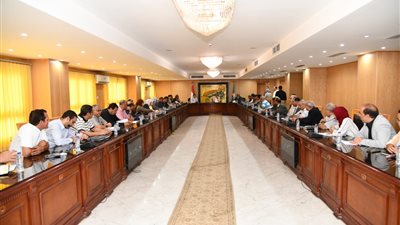 خلال اجتماعه بالقيادات.. محافظ الفيوم يؤكد أهمية الرقمنة لتسريع وتيرة العمل