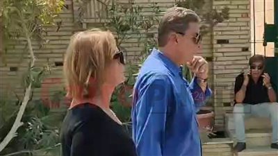 تربية صالح سليم.. يسرا وزوجها يواسيان محمود طاهر في المقابر بعد دفن نجله| صور