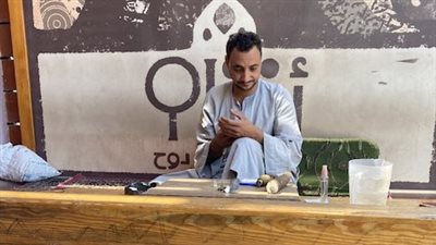 ورثها عن الأجداد منذ 200 عام.. مصطفى أقدم صانع أختام بالأقصر: التعليم أثر على المهنة