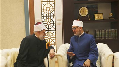 المفتي يستقبل علي جمعة لتهنئته بتولي المنصب.. والأخير: نحتاج إلى التعاون والتكاتف