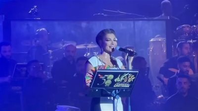 أصالة تغني للشعب الفلسطيني خلال حفلها في مهرجان قرطاج الدولي