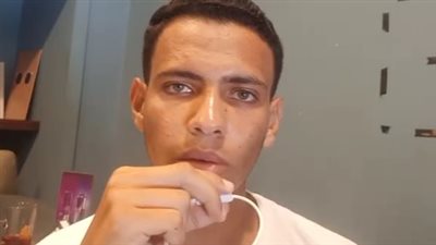 طالب جامعي يستغيث من تعدي مدير مركز شباب عليه بالإسكندرية: ضربني بالقلم في مكان شغلي| بث مباشر 