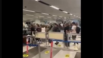 مشاجرة وعراك بالأيدي داخل مطار بيروت | فيديو