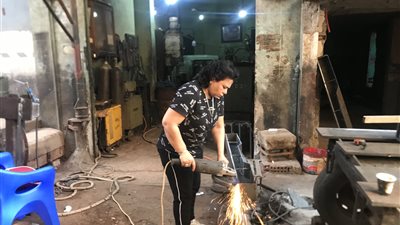 المرآة الحديدية .. بطلة في رفع الأثقال وأشهر خراطة بالدقهلية: بحب الشغل وبشتغل أكتر من 12 ساعة يوميًا