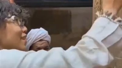 تلطخ وجوة الملوك..فيديو لسائحة صينية تعبث بفرشاة ومواد ترميم بنقوش معبد الأقصر يثير الجدل 