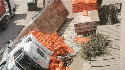 انقلاب سيارة نقل محملة بالأسمدة بالإسكندرية 