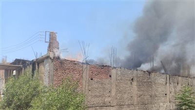 الدفع بـ5 سيارات إطفاء للسيطرة على حريق مصنع مراتب بالمنوفية| صور