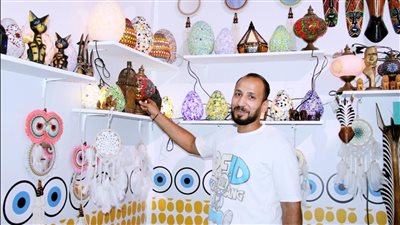 التعافي حياة.. حكاية عارض متعافٍ من الإدمان يشارك في مهرجان العلمين بمشغولاته اليدوية 