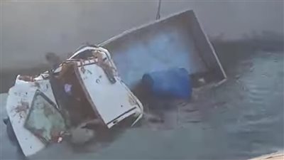 انقلاب سيارة ربع نقل محملة بمخلفات الدواجن داخل ترعة سنباط بالغربية | صور