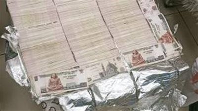 مخبأة داخل حقائبهما.. ضبط شخصين حاولا تهريب مبالغ مالية للخارج