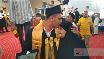 زغاريد وأحضان.. فرحة مسنة في حفل تخرج حفيدها من كلية أصول الدين بالمنوفية: النهاردة عيدي| صور