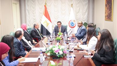 البنك الأهلي يقدم دعما ماليا لمنظومتي الرعايات المركزة والغسيل الكلوي لوزارة الصحة