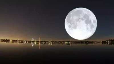 شاهد الآن القمر العملاق الأزرق بالسماء في ظاهرة نادرة