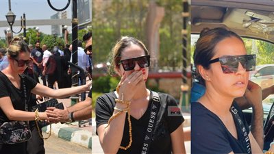 قبل دفنه.. لحظة وداع زوجة إيهاب فهمي لوالدها الراحل| صور