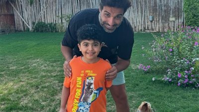 أحمد فهمي يناشد بعلاج صغير مريض بضمور العضلات: محتاج يسافر الإمارات وتكلفة العلاج 3 ملايين دولار