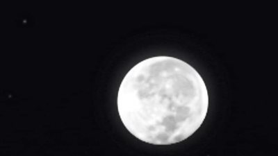 قطره 9 أمتار.. اقتران القمر بكوكب زحل يزن سماء الوطن العربي ليلًا