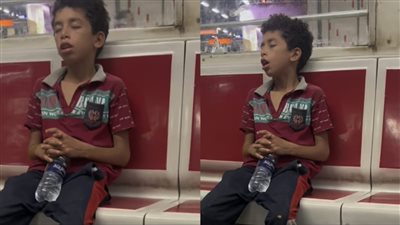 أرهقته الحياة.. صغير يقاوم النوم على مقعد بإحدى عربات مترو الأنفاق يثير التعاطف