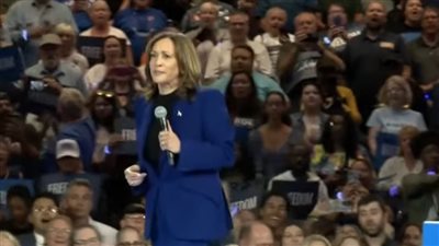 هاريس تهاجم ترامب: تعهد بأن يكون ديكتاتورا وشكك بنزاهة الدستور الأمريكي 