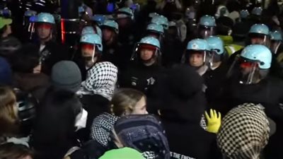 الشرطة الأمريكية تفرق مظاهرات داعمة للقضية الفلسطينية أمام القنصلية الإسرائيلية في شيكاغو