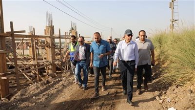 محافظ المنيا يتابع الأعمال الإنشائية لتوسعة محطة مياه الشرب بمطاي
