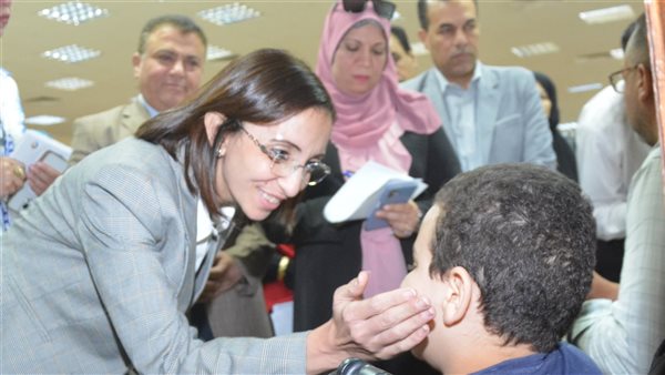 محافظ البحيرة تلتقي