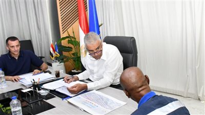 تلبية مطالب 83 شخصا في اللقاء الجماهيري لمحافظ أسوان مع المواطنين