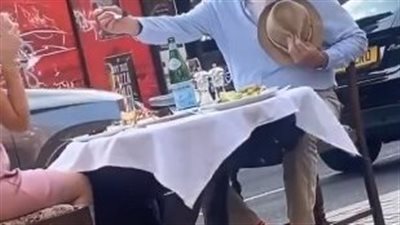 عملوه ترابيزة.. فيديو لاستخدام شخص كـ طاولة طعام يثير غضب مواقع التواصل