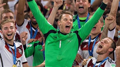 ماذا قدم مانويل نوير مع منتخب ألمانيا بعد اعتزاله دوليًا؟.. مسيرة مميزة وبطولة وحيدة لجدار برلين