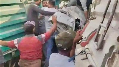 قطار يدهس سيارة نقل في برج العرب