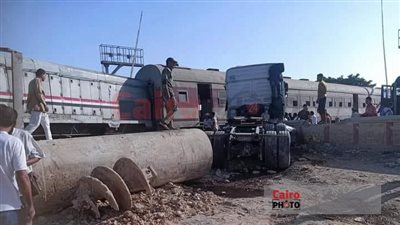 المزلقان كان مقفول.. أول تعليق من السكة الحديد على تصادم قطار بـ3 سيارات بالإسكندرية