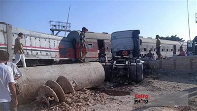 وفاة شخص وإصابة 3 آخرين في حادث تصادم قطار بـ 4 سيارات ببرج العرب