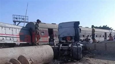 مصرع شخصين وإصابة 3 آخرين في حادث تصادم قطار بـ 4 سيارات ببرج العرب | بث مباشر 