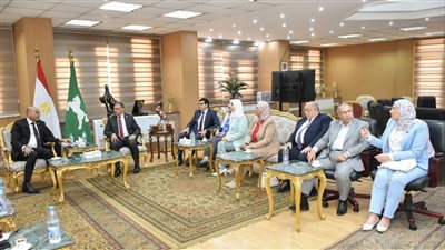 وزير العمل يصل إلى الشرقية لـ تسليم عقود لذوي الهمم بالقطاع الخاص | صور