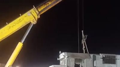 السكة الحديد تدفع بأوناش عملاقة لإعادة قطار برج العرب إلى القضبان | بث مباشر