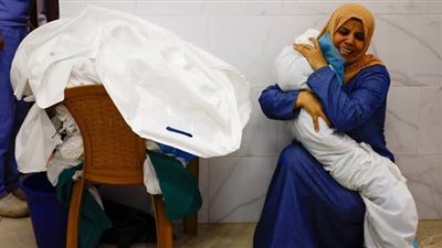 قبلة اعتذار ووداع.. أم فلسطينية ترثي ابنها بموقف مؤثر قبل استشهاده في غزة 