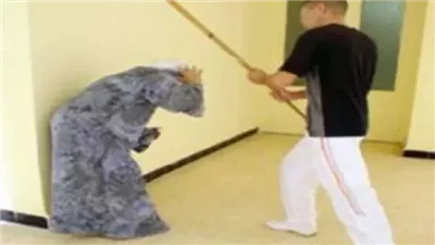 الابن العاق.. والدة صاحب سوبر ماركت: ابني ربطني بجنزير حديد وضربني