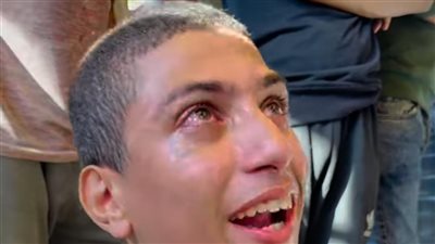 ياريتني كنت أنا.. شاب فلسطيني يبكي بسبب استشهاد أحد أقاربه
