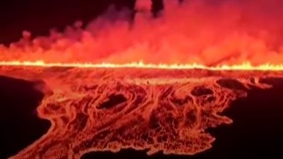 بركان أيسلندا يثور ويقذف نوافير من الحمم البركانية