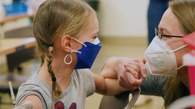 تستهدف المتغيرات المنتشرة.. إدارة الغذاء والدواء الأمريكية توافق على لقاحات محدثة لفيروس كورونا 