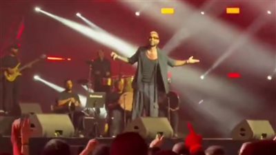 أحمد سعد يتألق في حفله بجدة ويحسم الجدل حول أغنية سعودي وأسمر