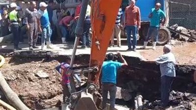 تسبب في قطع المياه.. الدفع بفرق طوارئ ومعدات ثقيلة للتعامل مع كسر خط طرد رئيسي بأسيوط| بث مباشر 