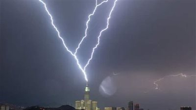 في مشهد مهيب.. صاعقة برق تضرب أعلى قمة برج الساعة في مكة المكرمة | فيديو