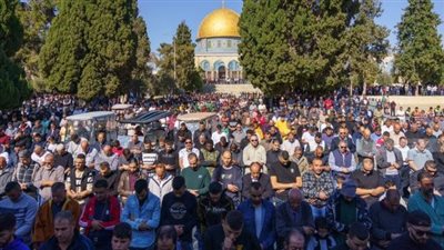 40 ألفا يؤدون صلاة الجمعة في المسجد الأقصى