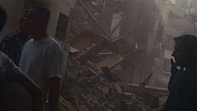 مكون من طابقين.. جهود مكثفة لإزالة أنقاض عقار الجيزة المنهار 
