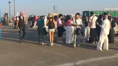 قبل انطلاقه.. إقبال كبير من الجمهور على حفل كايروكي وتوليت في مهرجان العلمين | بث مباشر