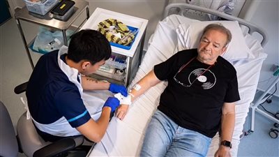 يتبقى له 5 أشهر في الحياة.. بريطاني يتلقى أول لقاح ضد سرطان الرئة